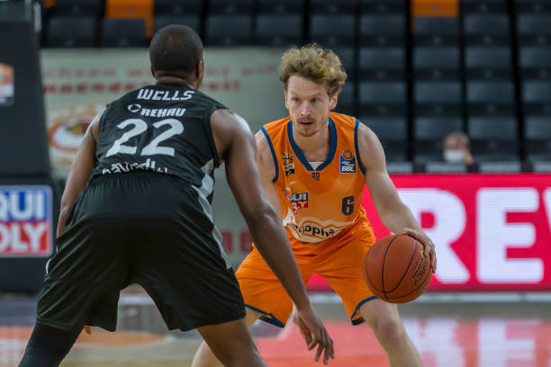 巴萨锁定潜 巴萨锁定潜